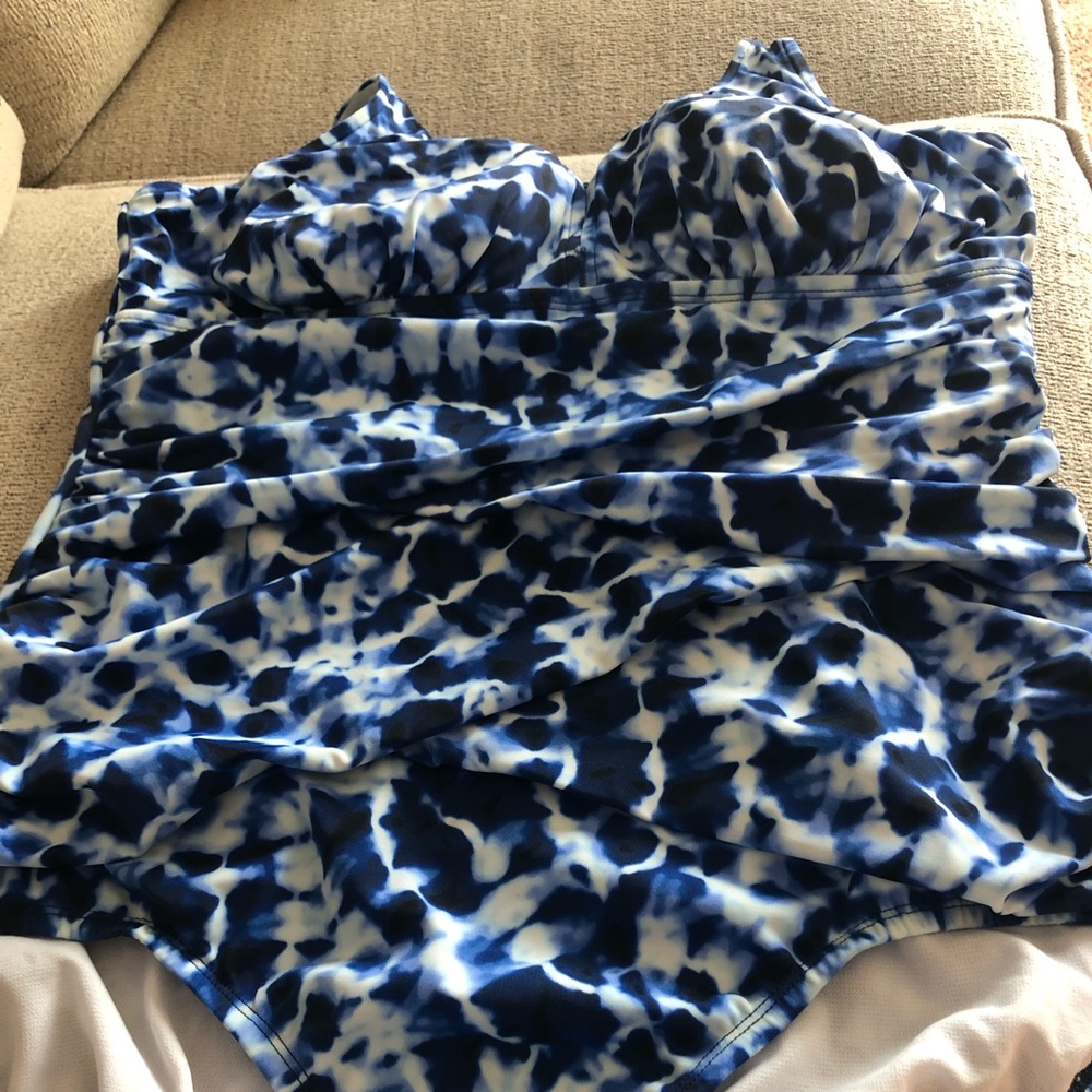 Croft & Barrow women’s tie dye  blue and white bathing suit. Size 16